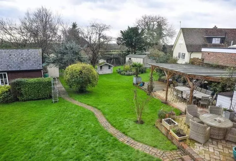 Lovely 4 Bed House In Village Of Sandhurst