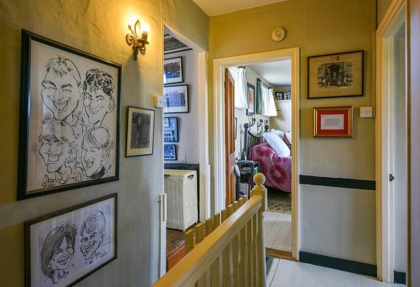 Lovely 4 Bed House In Village Of Sandhurst