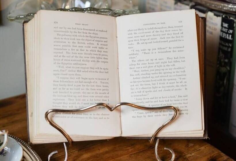 Lovely 4 Bed House In Village Of Sandhurst