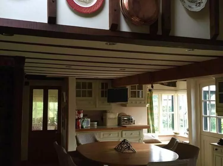 Lovely 4 Bed House In Village Of Sandhurst