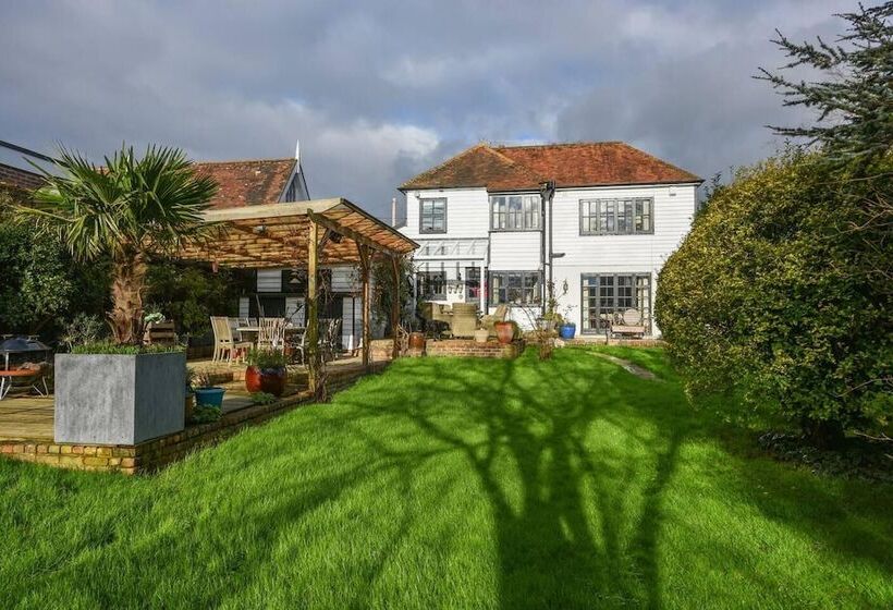 Lovely 4 Bed House In Village Of Sandhurst