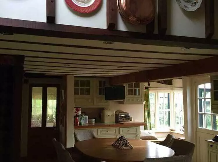 Lovely 4 Bed House In Village Of Sandhurst