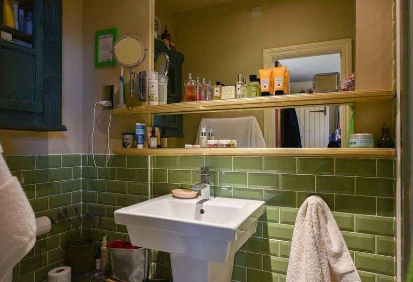 Lovely 4 Bed House In Village Of Sandhurst