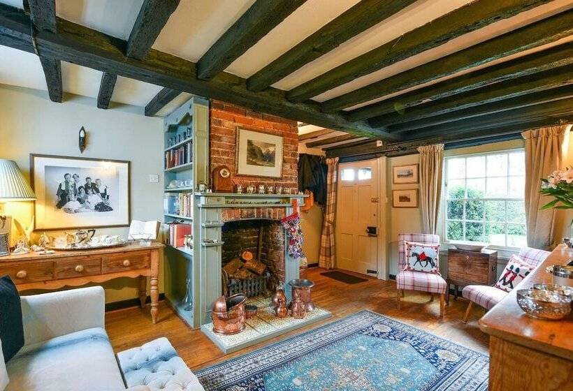 Lovely 4 Bed House In Village Of Sandhurst