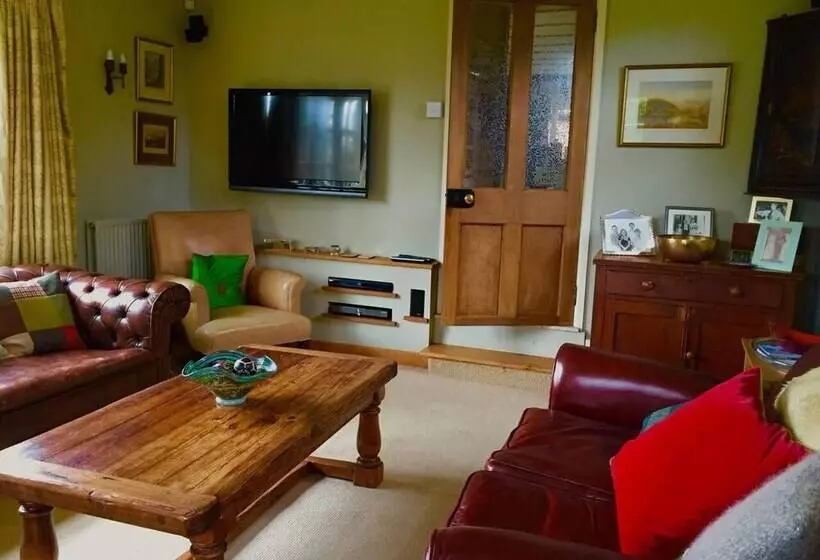 Lovely 4 Bed House In Village Of Sandhurst