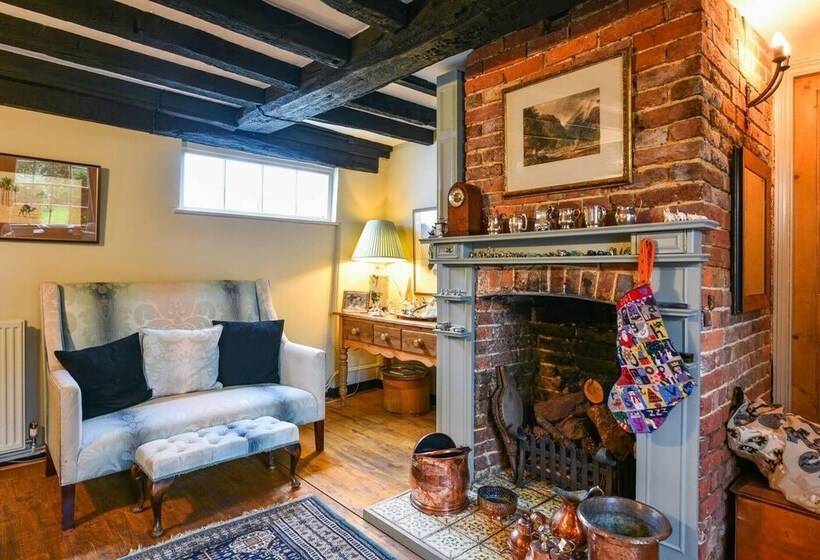 Lovely 4 Bed House In Village Of Sandhurst