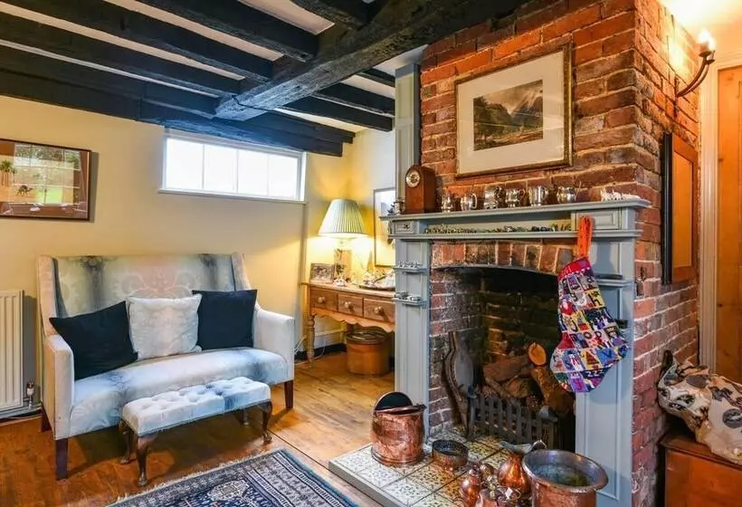 Lovely 4 Bed House In Village Of Sandhurst