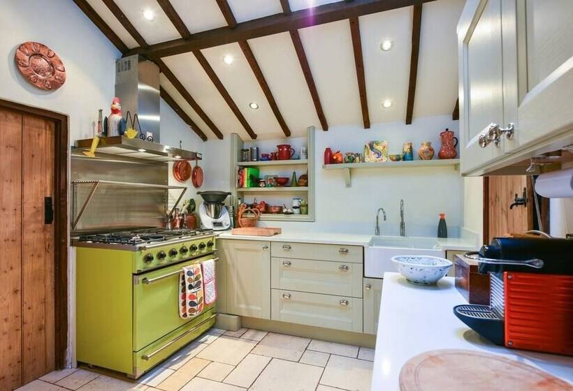 Lovely 4 Bed House In Village Of Sandhurst