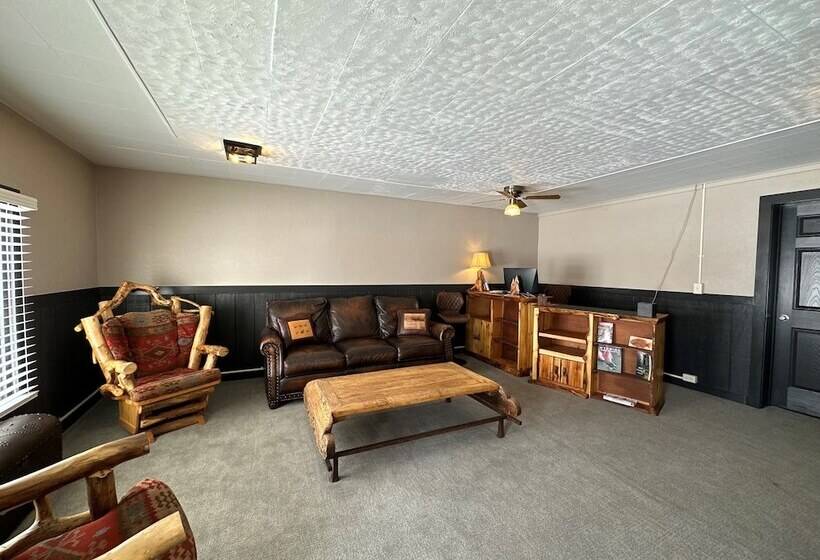 فندق على الطريق Pine Lodge