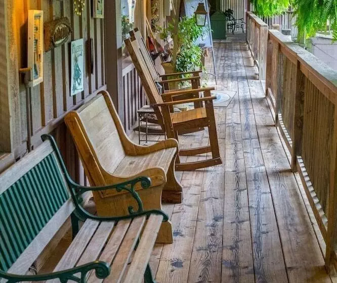 One Bedroom, One Bath Log Sided Cottage With Private Hot Tub On Lake Ouachita. By Redawning