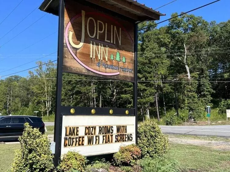 Queen Guest Room Located At The Joplin Inn At The Entrance To Mountain Harbor,, Just 2 1/2 Miles Fro