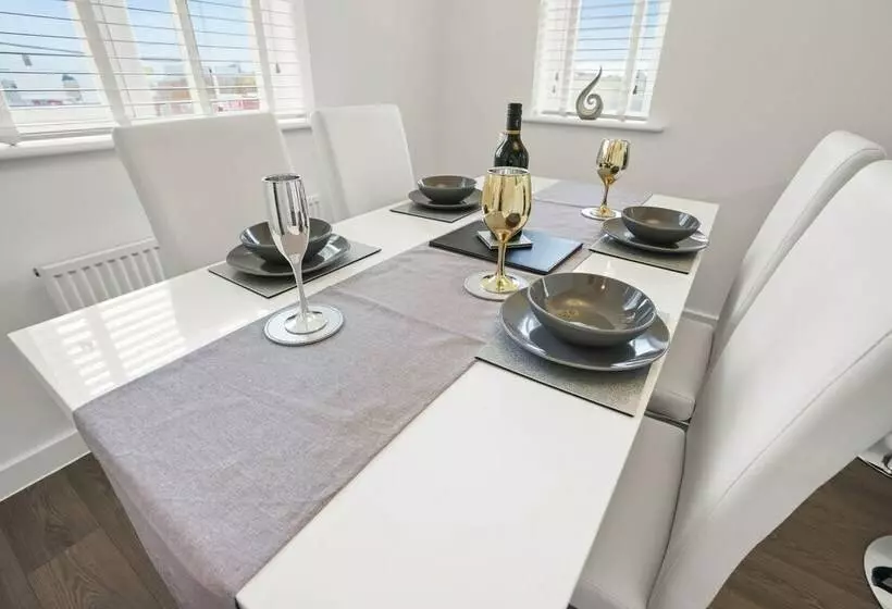 Residenssi New Luxury 3 Bed House In Oulton Broad Lowestoft