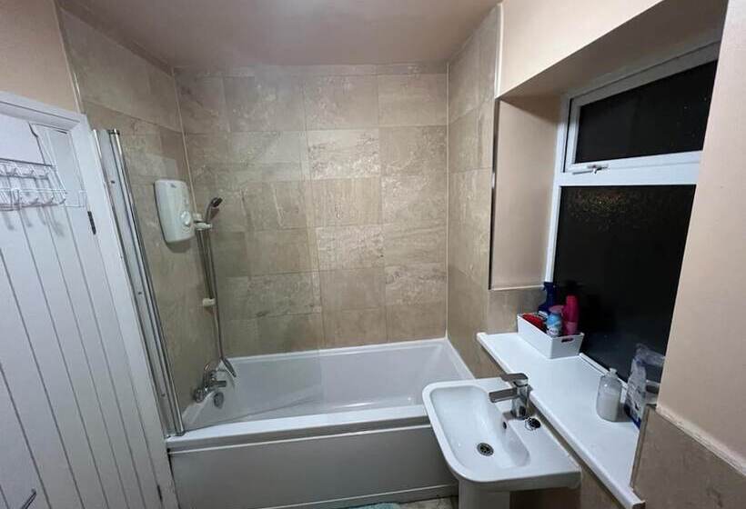 레지던스 Remarkable 3 Bed House In Westcliff On Sea