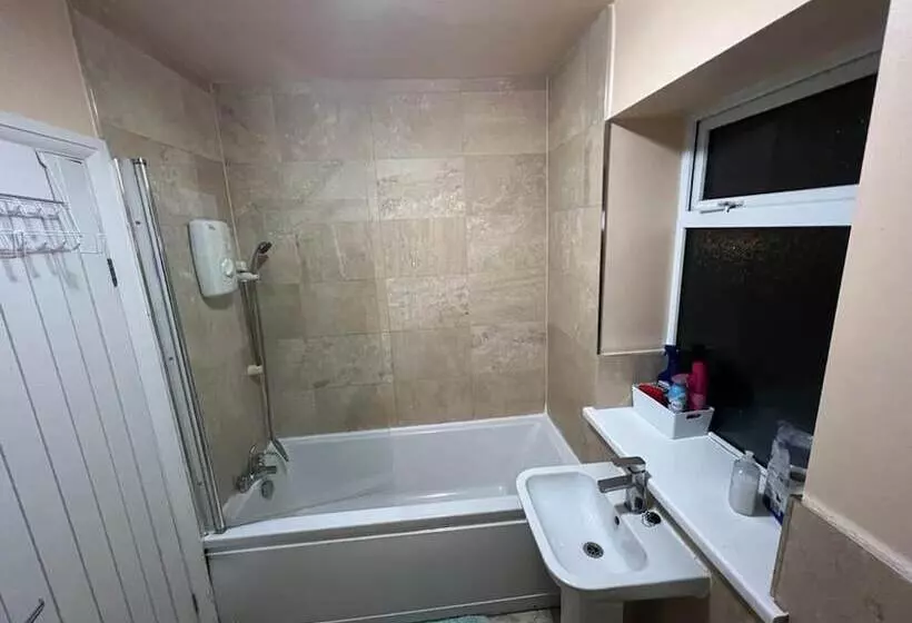 اقامتگاه Remarkable 3 Bed House In Westcliff On Sea