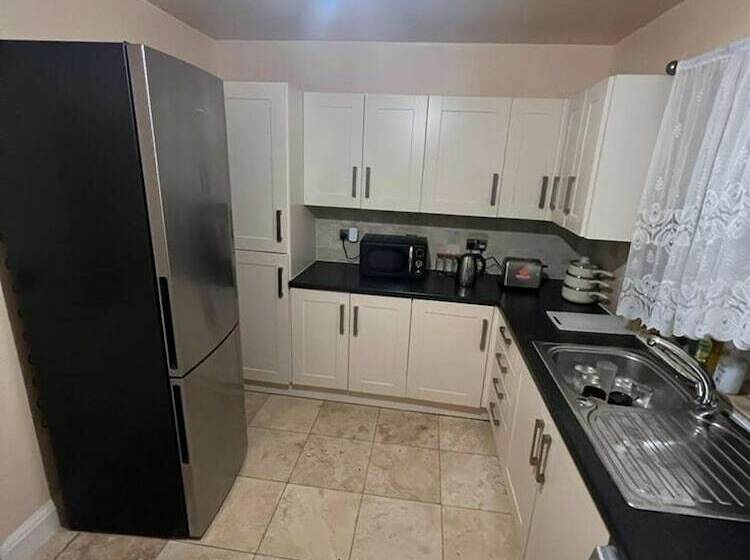 레지던스 Remarkable 3 Bed House In Westcliff On Sea