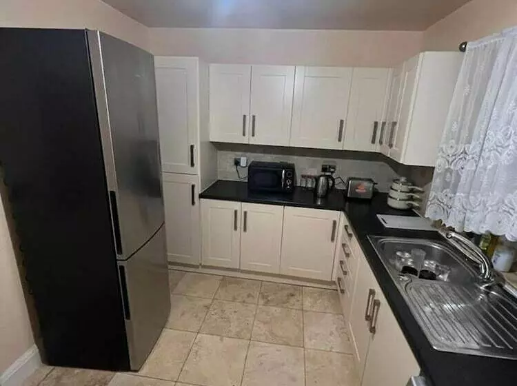 اقامتگاه Remarkable 3 Bed House In Westcliff On Sea
