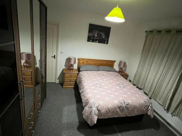 레지던스 Remarkable 3 Bed House In Westcliff On Sea