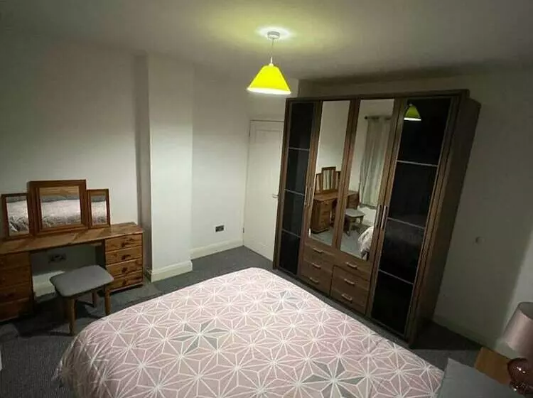 اقامتگاه Remarkable 3 Bed House In Westcliff On Sea
