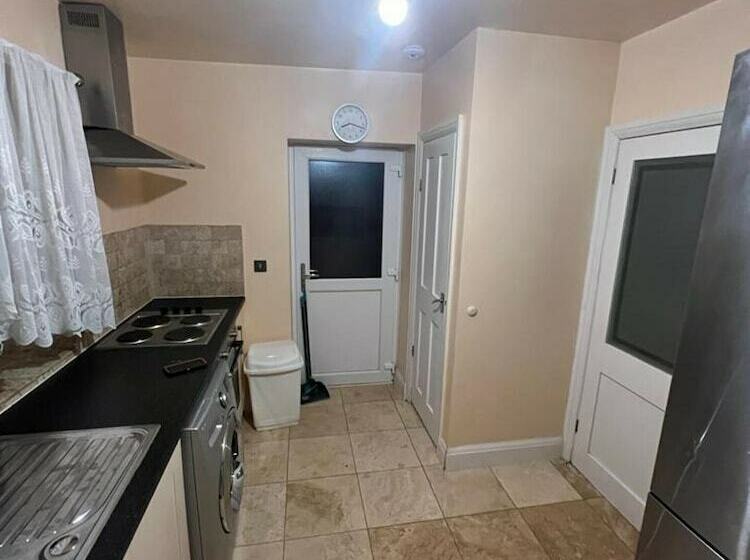 레지던스 Remarkable 3 Bed House In Westcliff On Sea