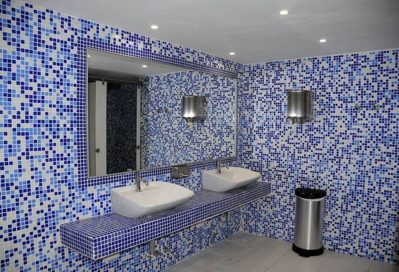 Residencial La Quinta Park Suites