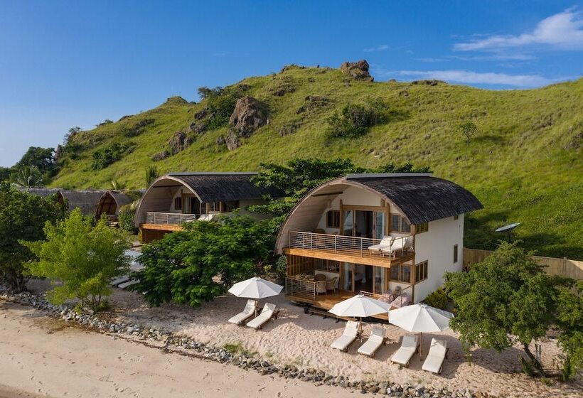 Отель Komodo Resort