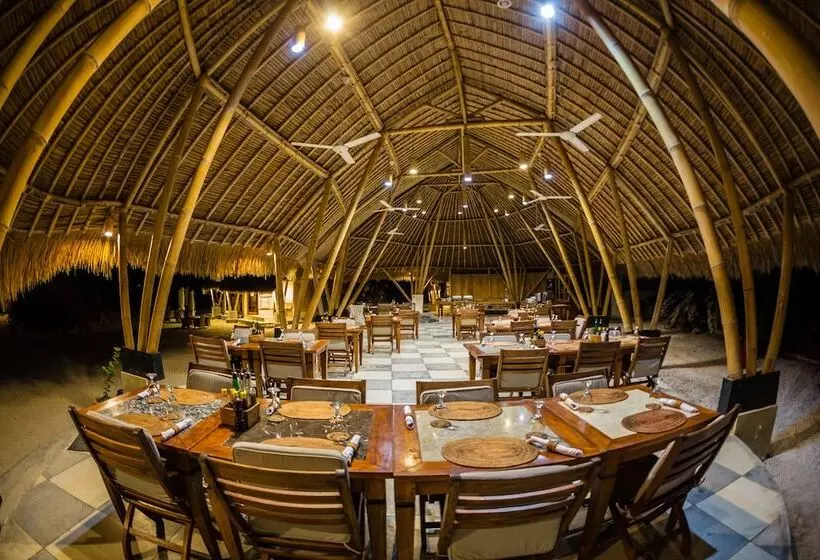 Hotelli Komodo Resort