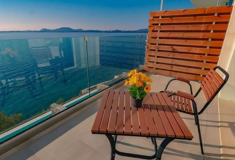 Majatalo Room In Guest Room   Homric Boutique No69