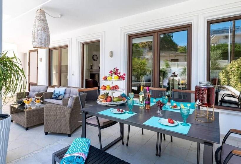 إقامة Mikaela S Pool House