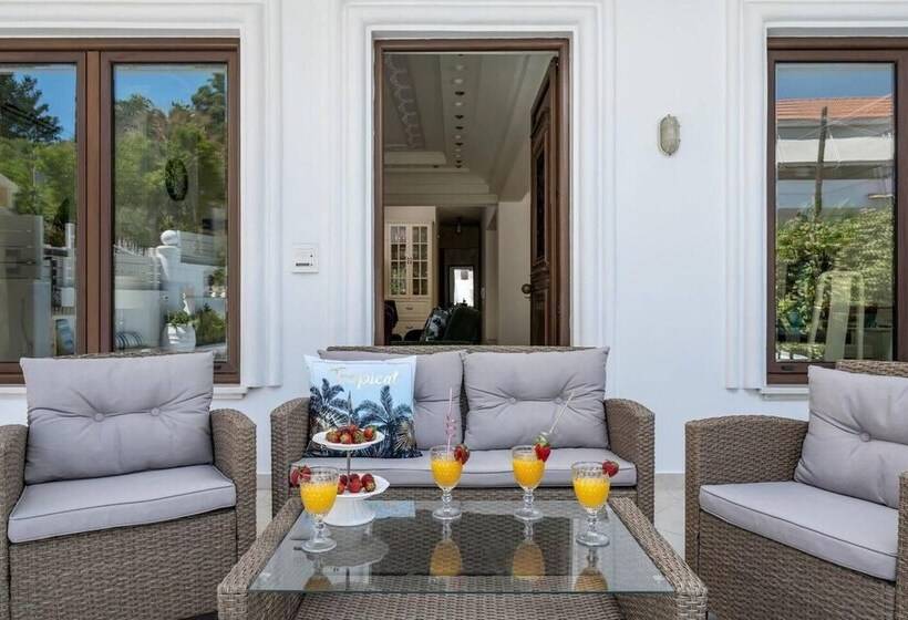 إقامة Mikaela S Pool House