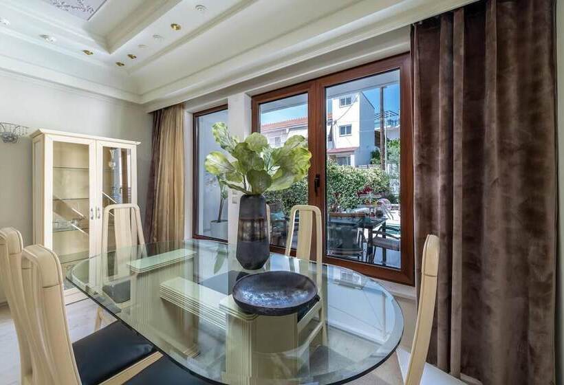 إقامة Mikaela S Pool House