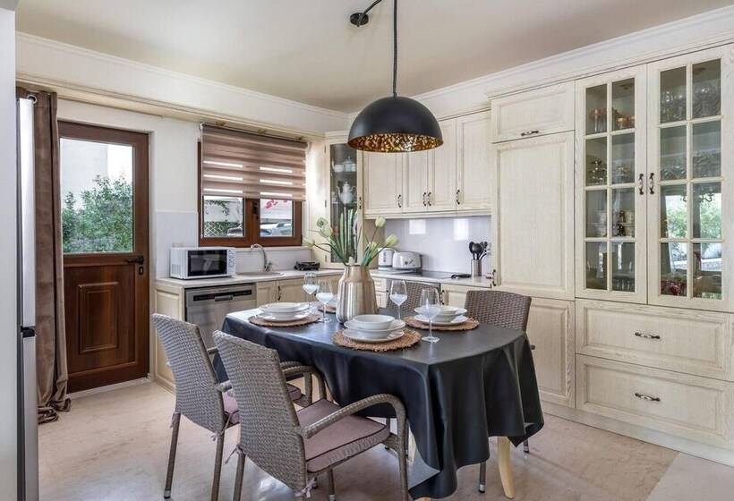 إقامة Mikaela S Pool House