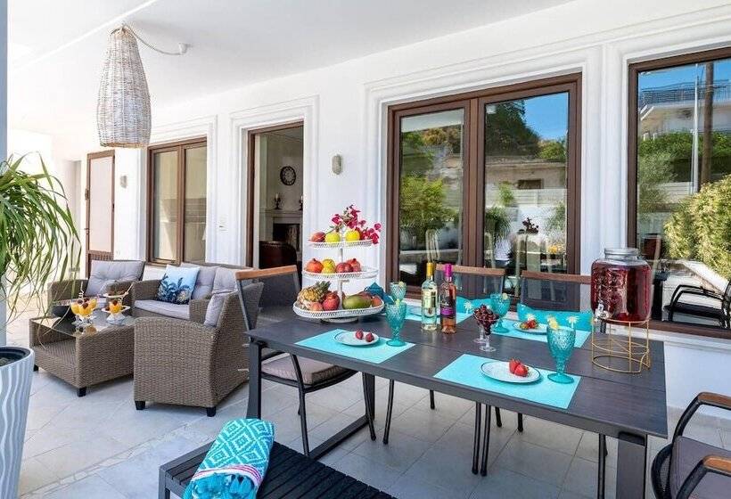 إقامة Mikaela S Pool House