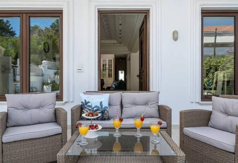 إقامة Mikaela S Pool House