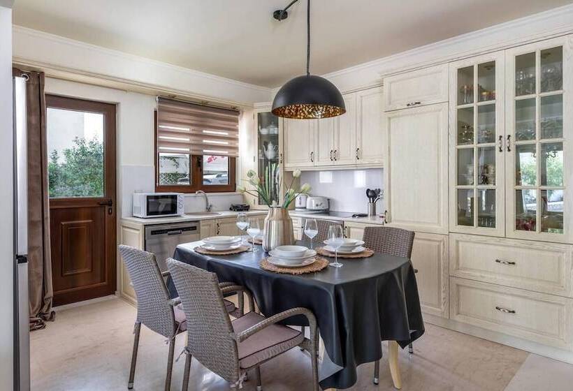 إقامة Mikaela S Pool House