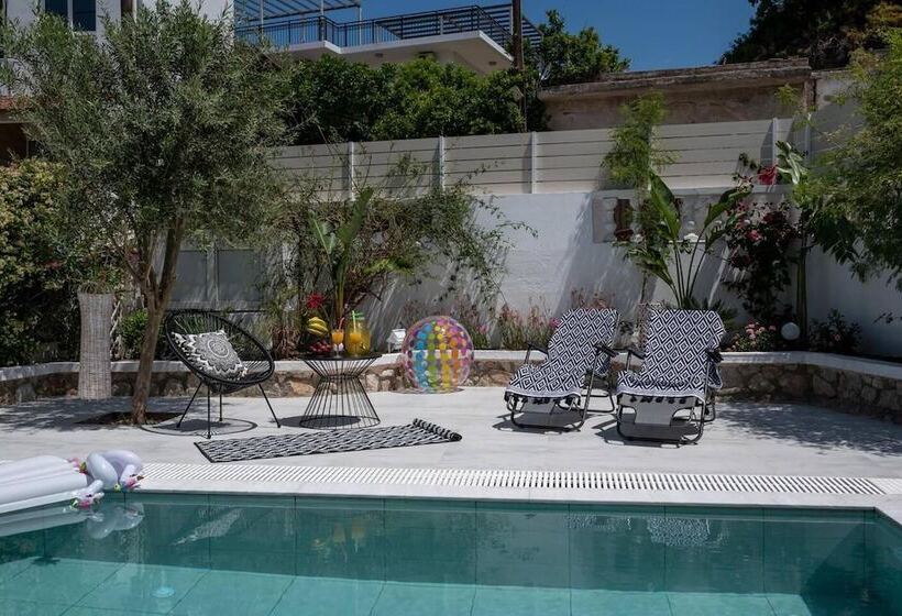 إقامة Mikaela S Pool House