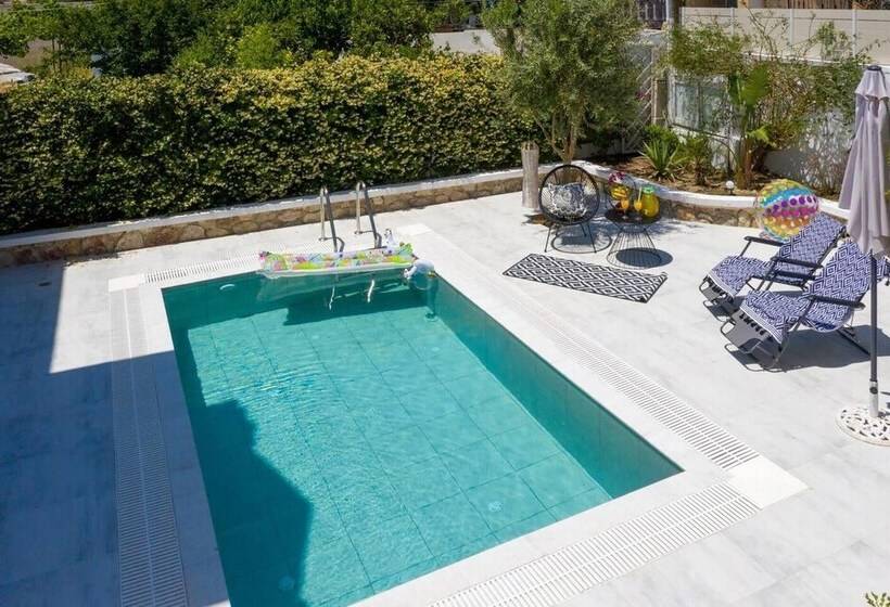 إقامة Mikaela S Pool House