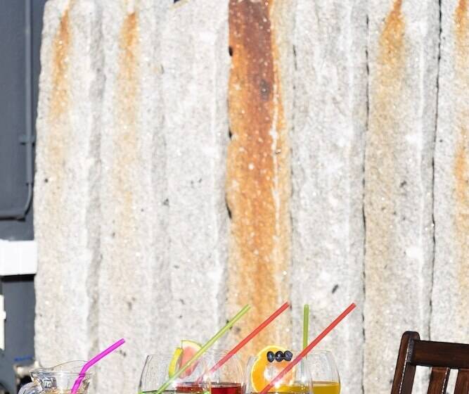 Abraços Dos Avós   Casas De Aldeia