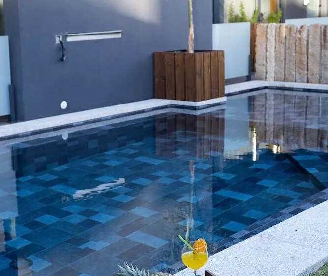 Abraços Dos Avós   Casas De Aldeia