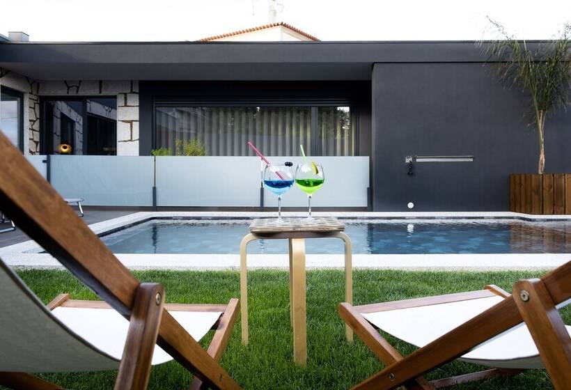 Abraços Dos Avós   Casas De Aldeia