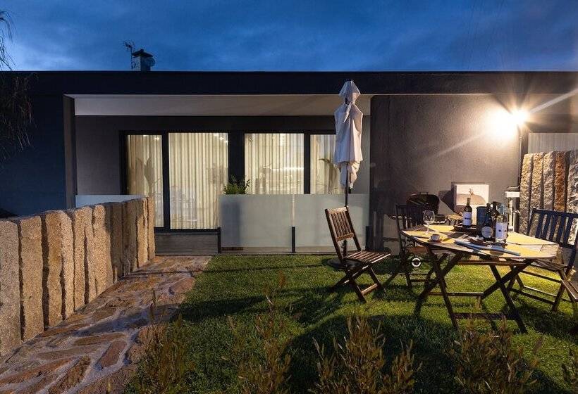 Abraços Dos Avós   Casas De Aldeia