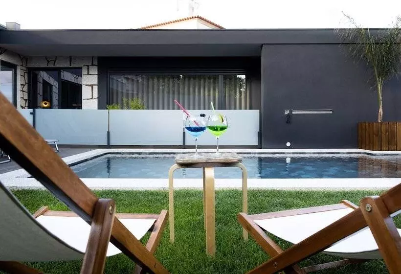 Abraços Dos Avós   Casas De Aldeia