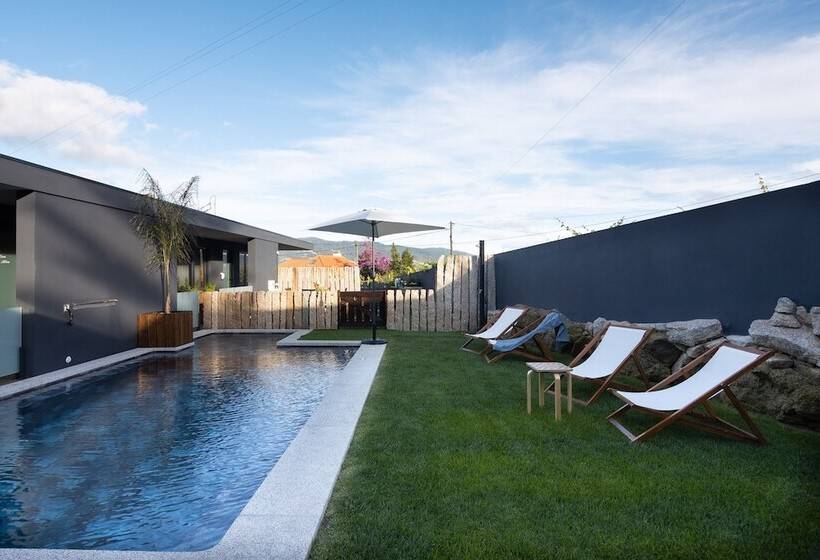 Abraços Dos Avós   Casas De Aldeia