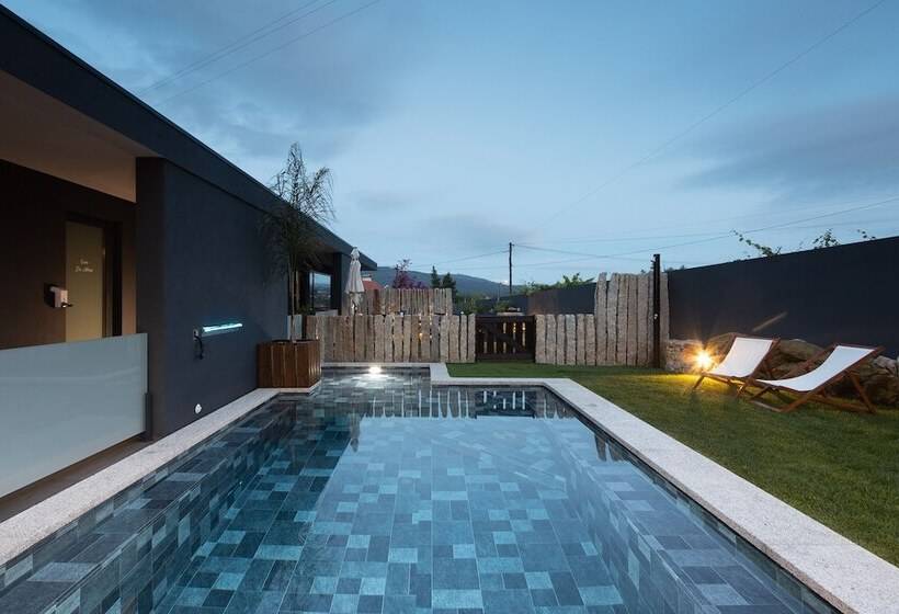 Abraços Dos Avós   Casas De Aldeia