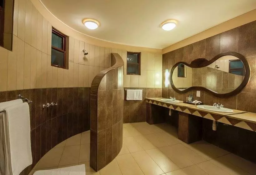 هتل Lake Nakuru Sopa Lodge