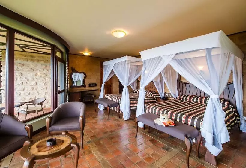 هتل Lake Nakuru Sopa Lodge