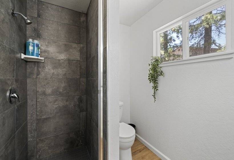 فندق على الطريق Adventure Lodge