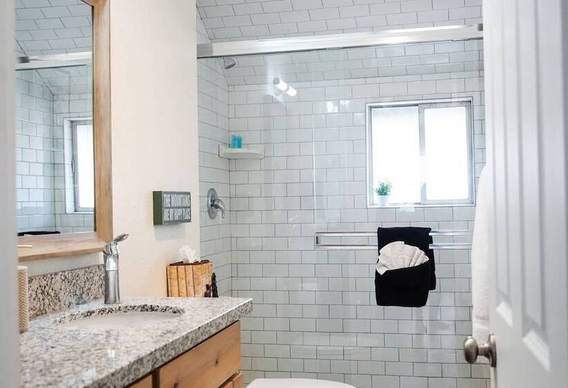 فندق على الطريق Adventure Lodge