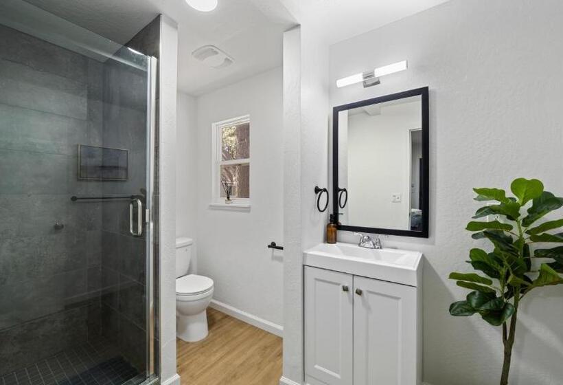 فندق على الطريق Adventure Lodge