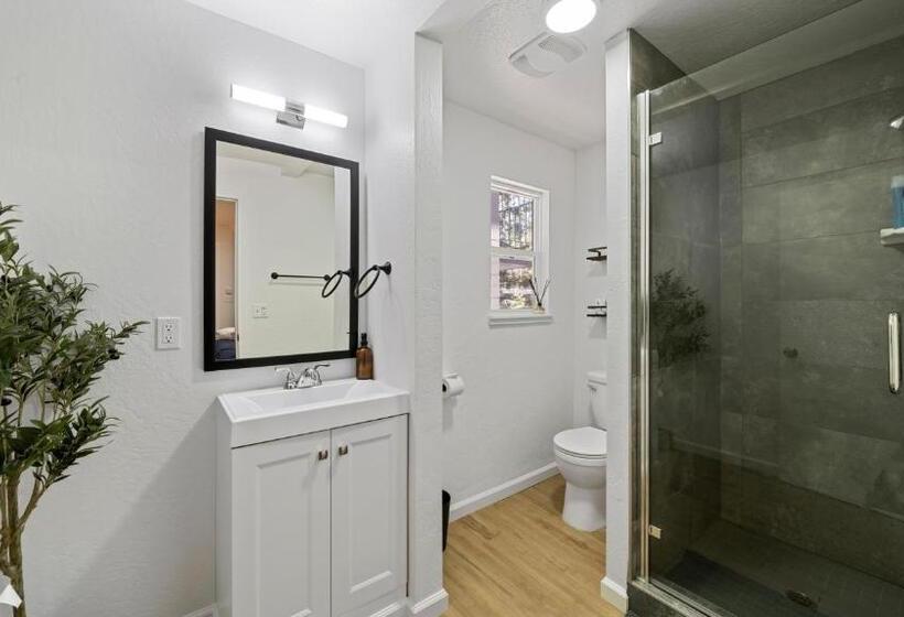 فندق على الطريق Adventure Lodge