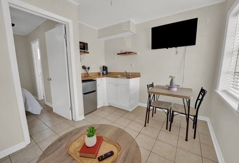 מוטל Sea Foam Suites